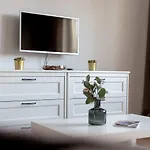 Saska Kepa Modern By Bookinghost