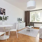 Saska Kepa Modern By Bookinghost *